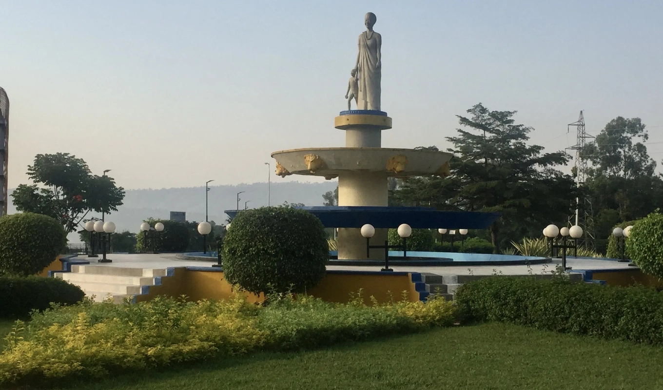 6 Days Rwanda Akagera Wildlife & Volcanoes Gorilla Trek CityTour